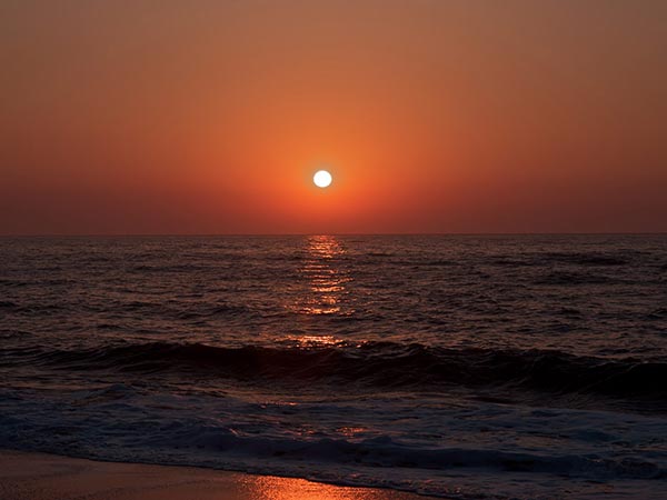 [golden-sunrise-beach.jpg]