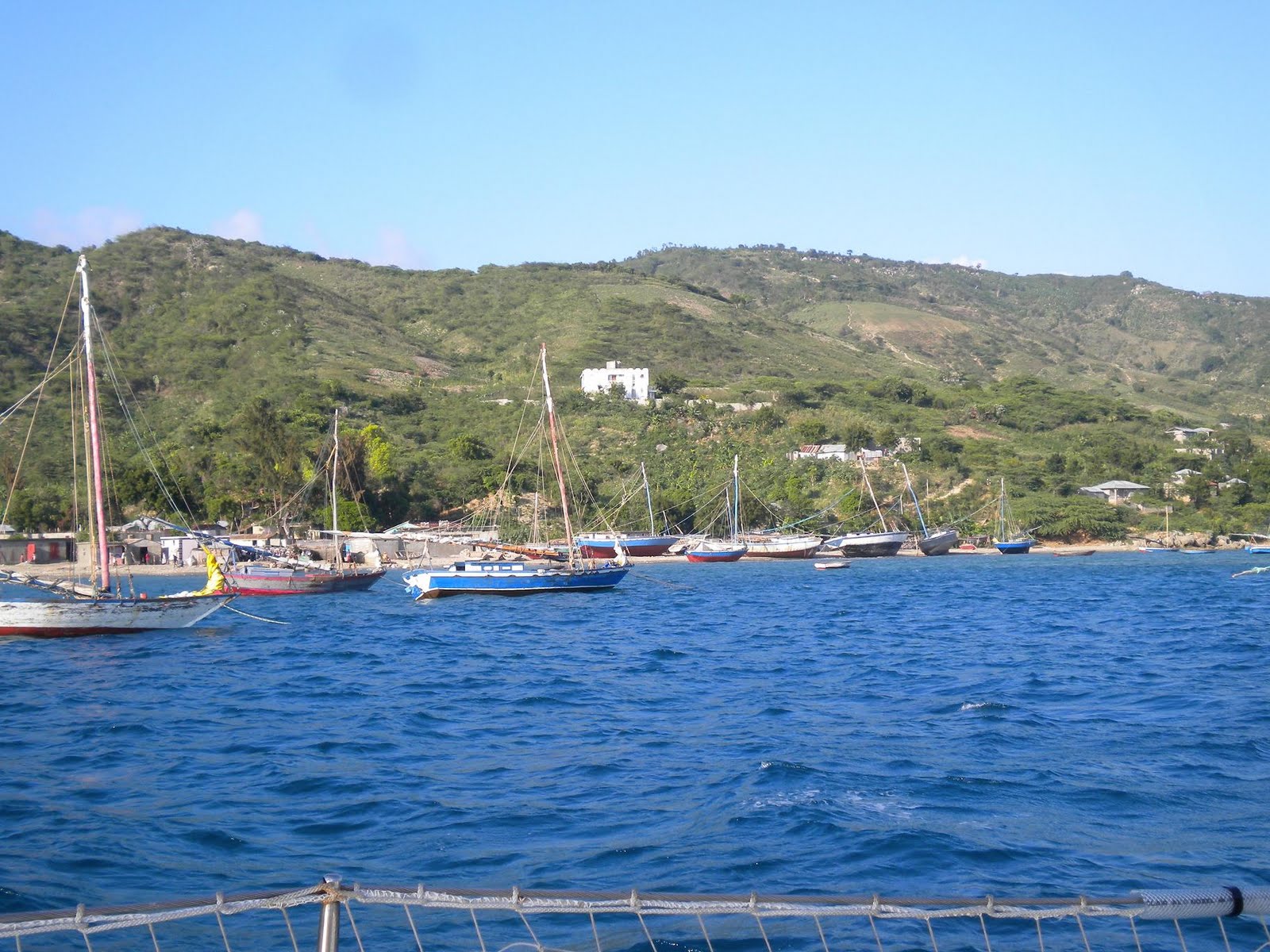 Vaille Que Vaille De la baie de Henne à l'île de la Tortue