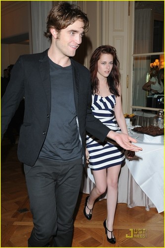 Pattinson a su novia, robert pattinson y su novia. Pattinson a su novia,