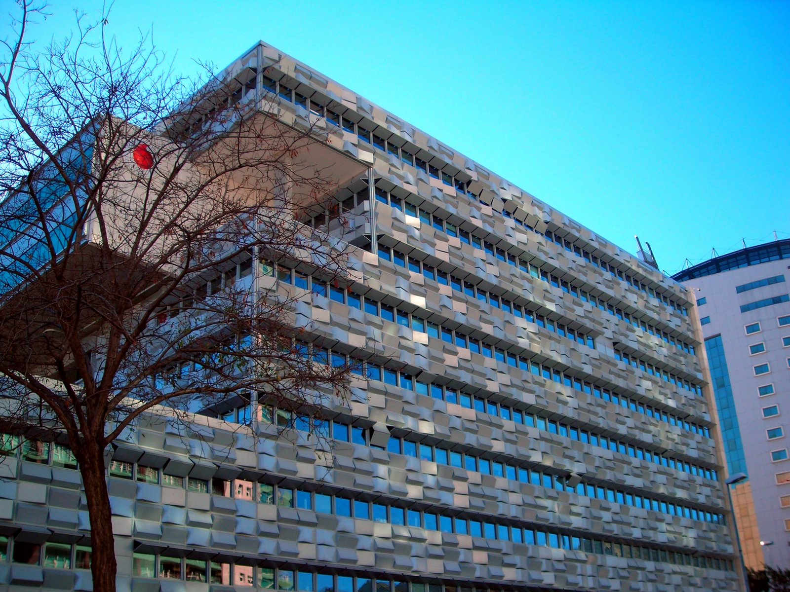 [EDIFICIO_VODAFONE_ESQUINA.jpg]