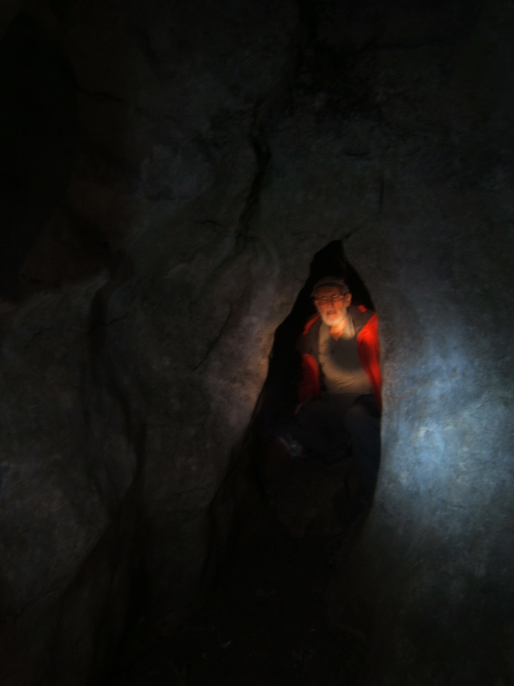 [Valentn+explorando+cuevas+en+la+Ruta+Amarilla+a+las+4.00+am.jpg]