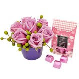 Arranjo de flores com cholocate Amor aos pedaços Chocolate Amor aos pedaços