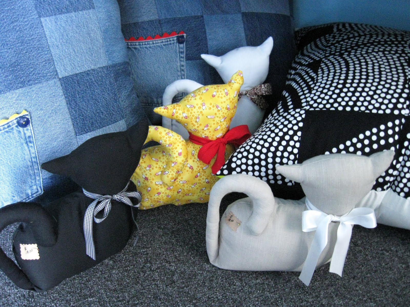 La Petite Fleur: TV/Floor Pillows