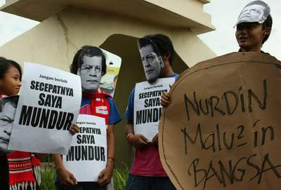 http://4.bp.blogspot.com/_utpNY7G0XhA/S9Sh3gM3ftI/AAAAAAAAADY/tX60iQZZ-oU/s1600/2007_nurdin400-1.jpg