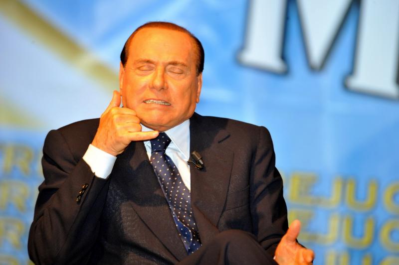 [Silvio+Berlusconi+finge+di+essere+al+telefono(1).jpg]