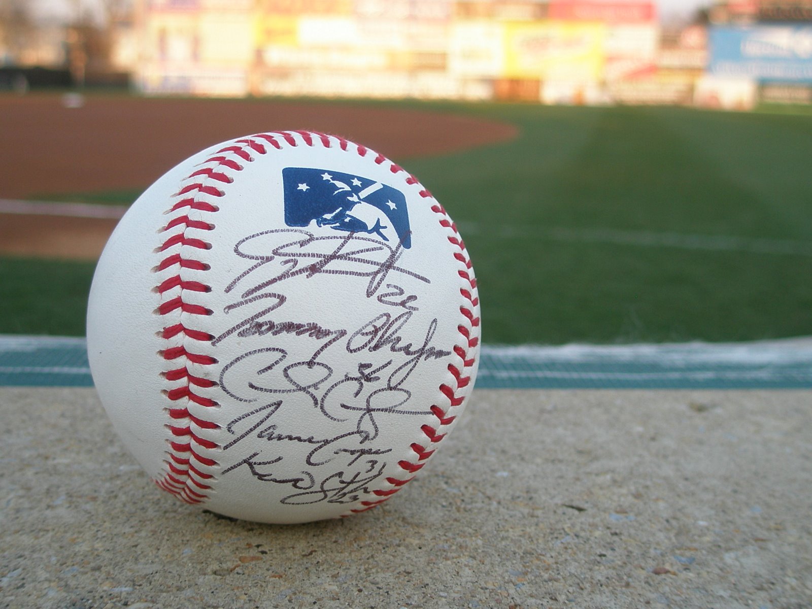 [thunder+autographs.JPG]