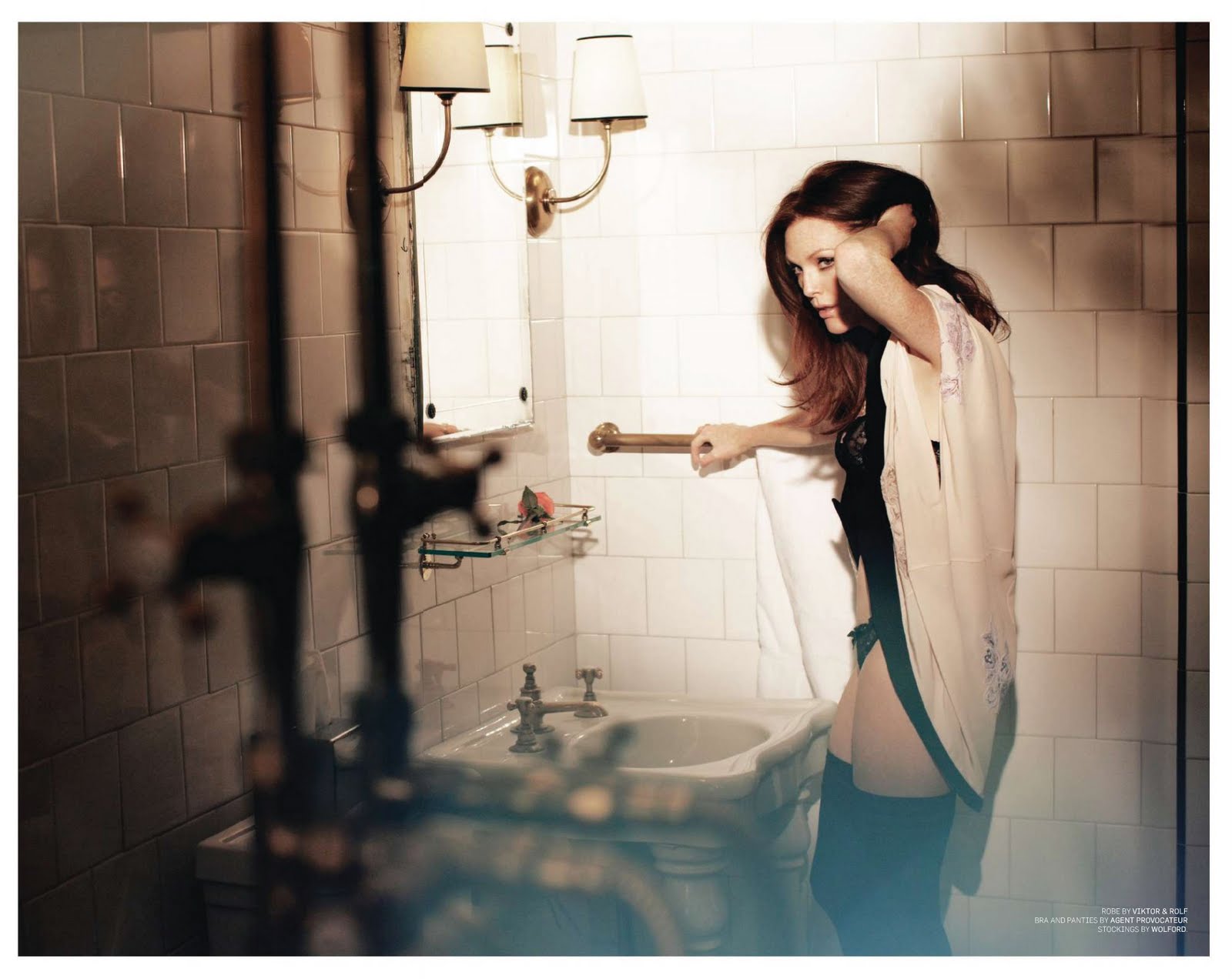 http://4.bp.blogspot.com/_uzFWpD8cK60/S5OPN2-DM9I/AAAAAAAANo0/Fj6rYZ2bcis/s1600/Julianne+Moore+-+BlackBook+(8)+copie.jpg