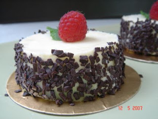    Mini+white+chocolate+%26+raspberry+mousse+cake+2