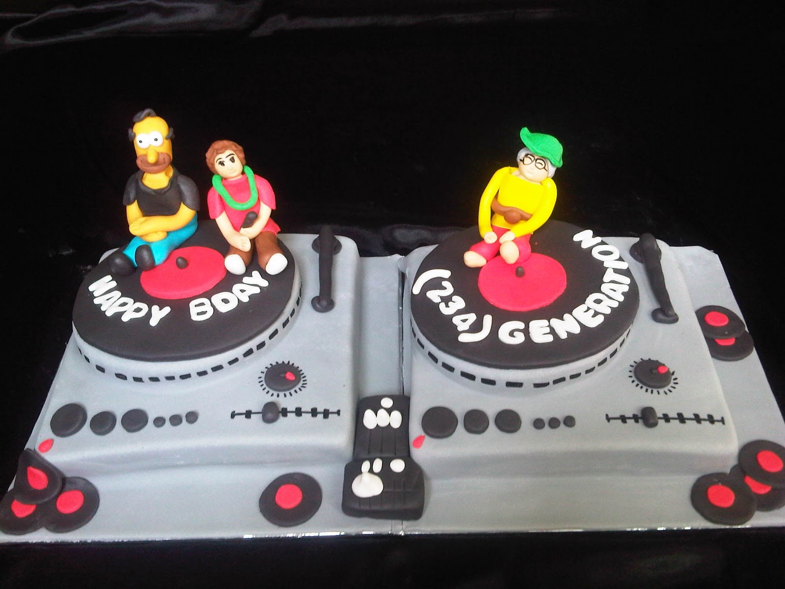 Say It With Cakes By Vazkya dj turntable cake..