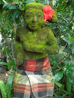 http://4.bp.blogspot.com/_v8IwxnjH_VI/S3X_sTnvFEI/AAAAAAAAAto/16pSq0iC624/s400/statue+with+flower.bmp
