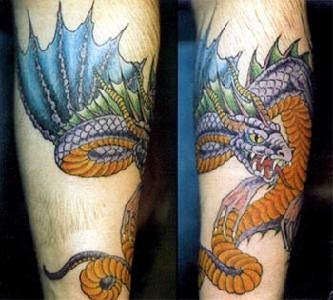 Par de tatuagens de dragão com corpo de serpente que se completam ao juntar os braços, trabalho interessante, principalmente pelo fato das tatuagens serem completas em cada braço, mas que formam a mesma tattoo ao se juntarem os braços