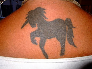 tattoo de unicornio nas costas