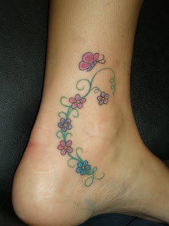 tatuagem de flores e borboleta