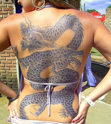 Dragão tatuado e fechando as costas