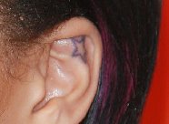 [Rhianna-orelha-tatuagem.jpg]