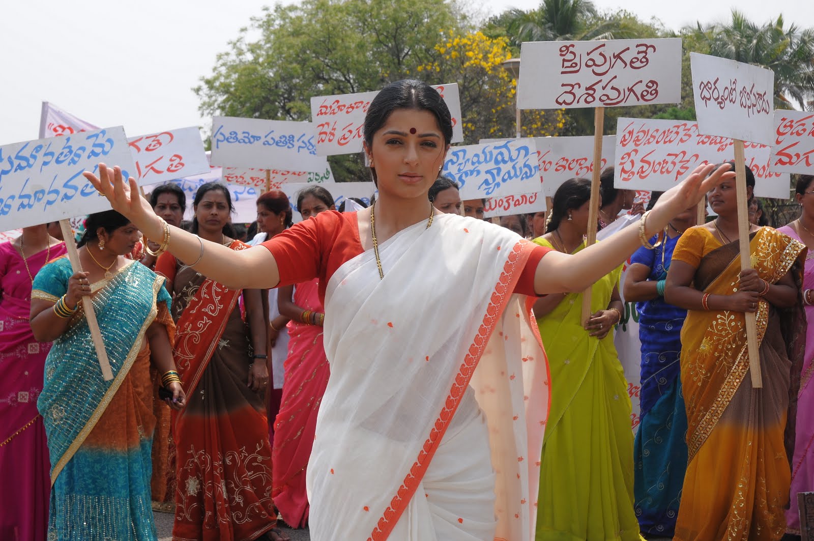 [Collector-gari-bharya-stills10.jpg]