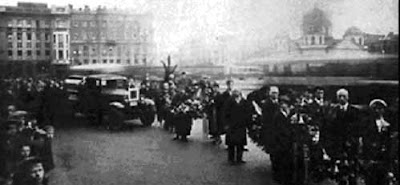 PROCESIÓN DEL FUNERAL DE K.MALEVICH AVANZANDO HACIA LA ESTACIÓN DE MOSCOW CON SU 'CUADRO NEGRO' SOBRE EL CAPÓ DEL COCHE FÚNEBRE. FUNERAL K. MALEVICH