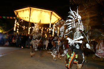 [Dia+de+los+Muertos+parade.JPG]