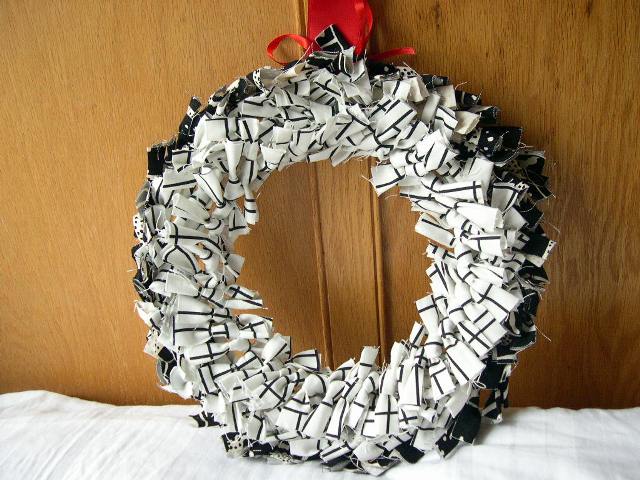 [fabric+scrap+wreath.JPG]