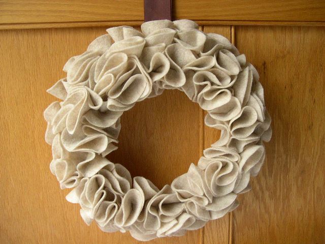 [felt+rosette+wreath.JPG]
