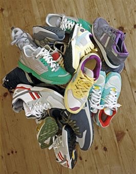 [shoes+pile]