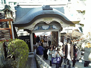 an entrance of yushima tenjin