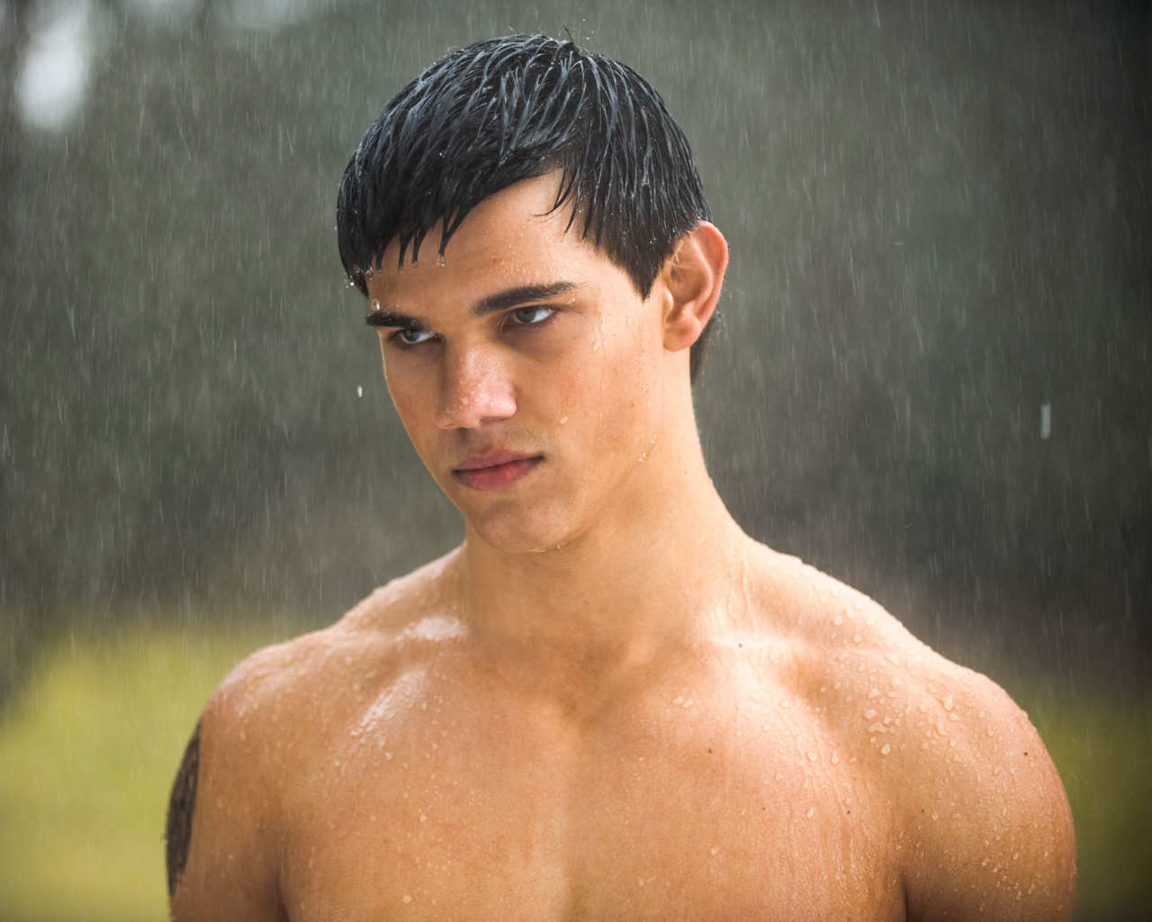 http://4.bp.blogspot.com/_vNYBU_aaUEw/TF2HNJqEsPI/AAAAAAAAA3k/LG2TwU1KM2A/s1600/taylor-lautner-nu-sous-la-pluie-fond-d-ecran.jpg