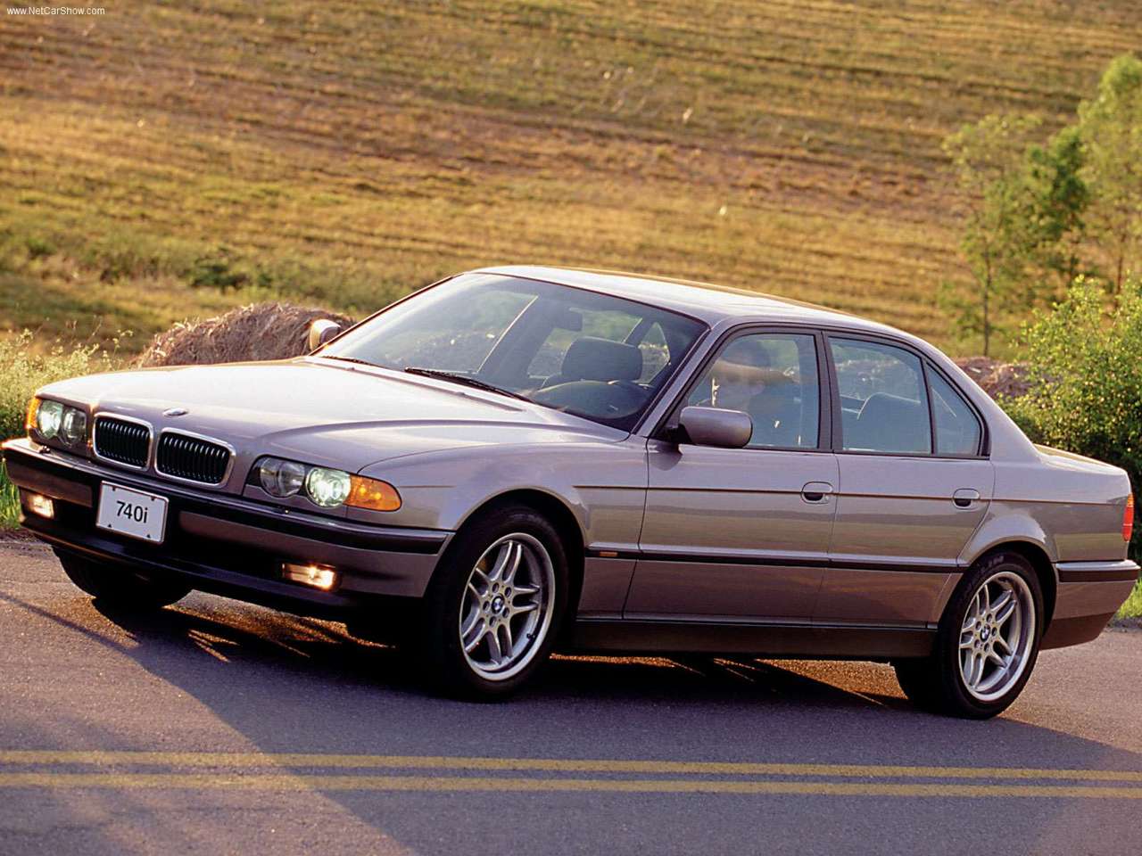 http://4.bp.blogspot.com/_vPMjJG-enrk/TBnqC4E5G6I/AAAAAAAADJs/zUeC_TyVlKQ/s1600/BMW-740i_2000_1280x960_wallpaper_04.jpg