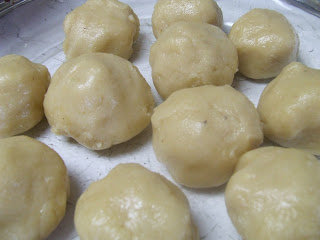 Paleo Buttermilk Biscuits #PaleoBiscuits #GlutenFreeBiscuits #GrainFreeBiscuits Paleo Buttermilk Biscuits - Rolled into balls