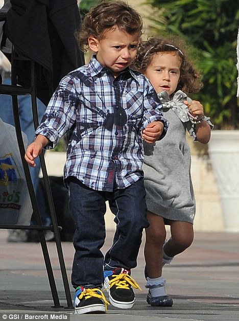jennifer lopez twins max and emme 2009. Curly-haired cuties: Twins Max
