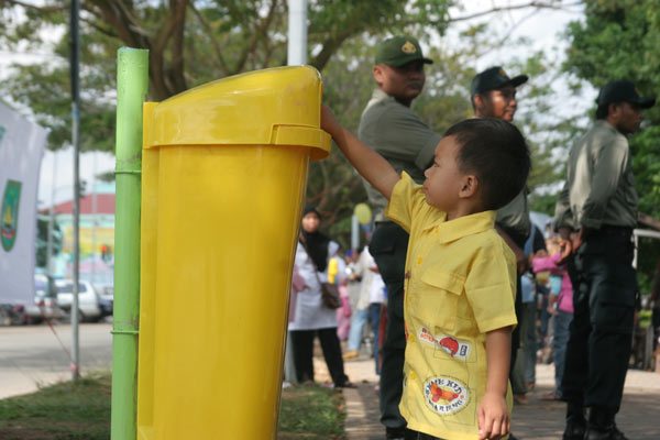 http://4.bp.blogspot.com/_vRcsEOin9uw/TUAG2erLsqI/AAAAAAAAAEg/saqnEY5n9wA/s1600/buang-sampah-1.jpg