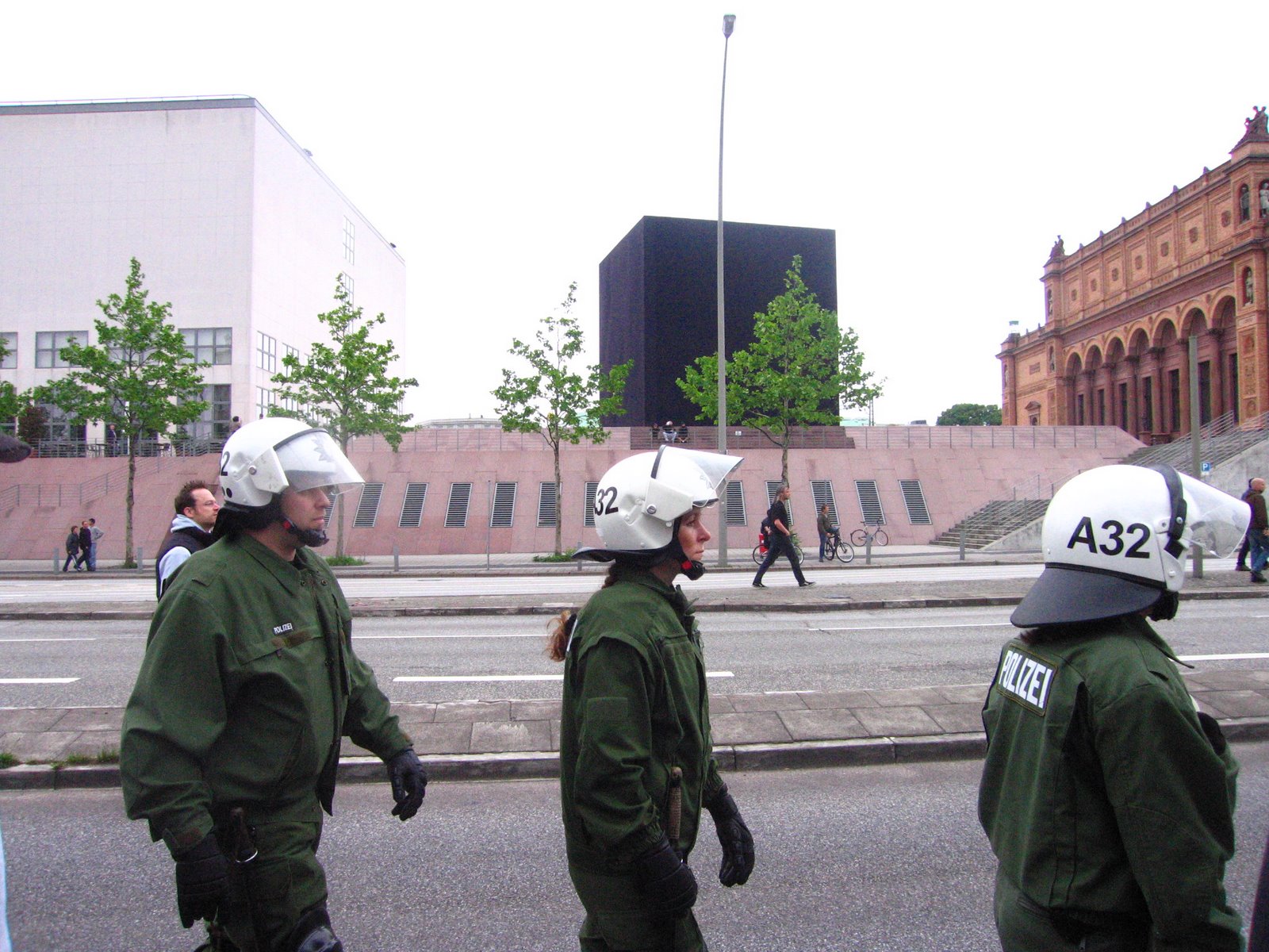 [black+bloc+against+G8.JPG]