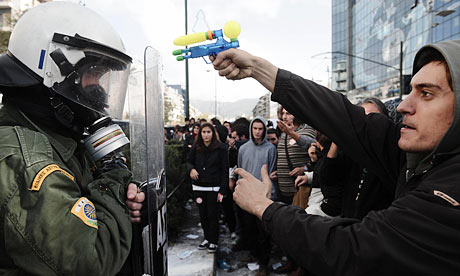 [Protester-threatens-polic-001.jpg]