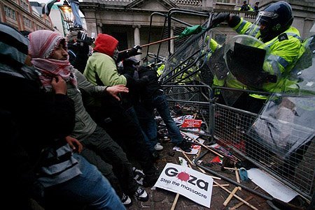 [jan+10+2009+london+clashes+at+israeli+embassey.jpg]