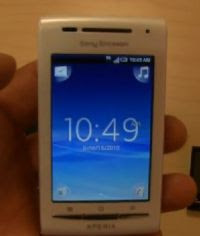 sony ericsson xperia x8. xperia x8 termasuk ponsel android kelas menengah yang cukup menggiurkan. dengan harga terjangkau, seri ini tergolong kaya fitur inovasi interface sony ericsson 9