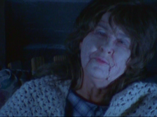 Maggie la anciana que en 10 minutos resume la Back Story El espantapájaros del Diablo - Maggie