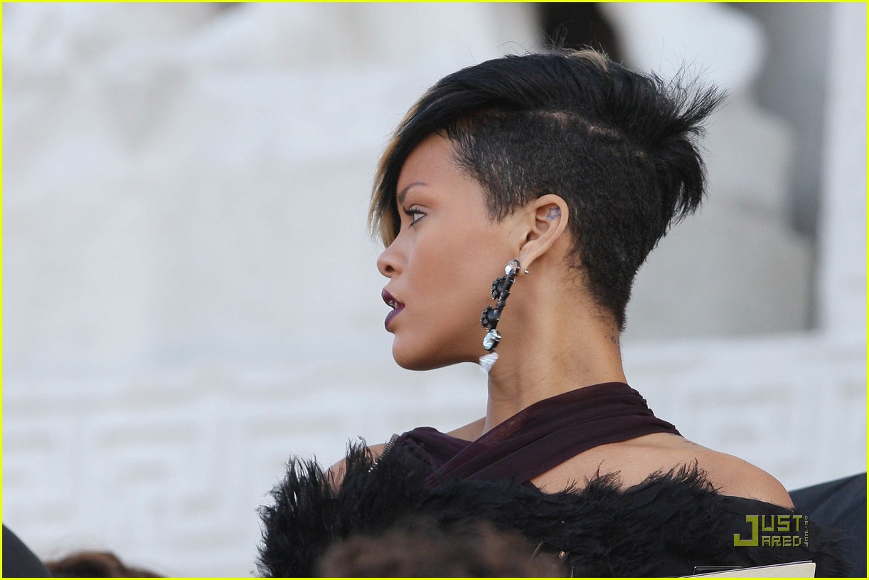 http://4.bp.blogspot.com/_vhljabVhoXM/Sr6vk3Gk5aI/AAAAAAAAExU/N5SnGSBuSPk/s00-r/rihanna-venice-vivacious-04.jpg