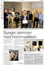 Synger med hornmusikken