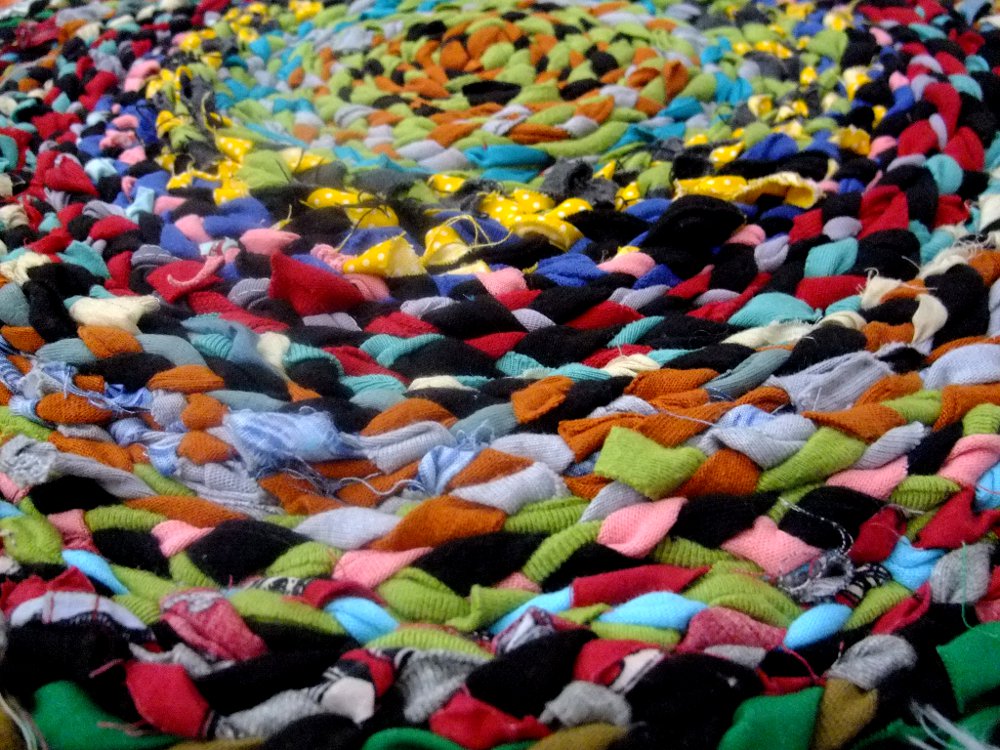 MI SCUSI HAND MADE Braided rug from tshirt yarn