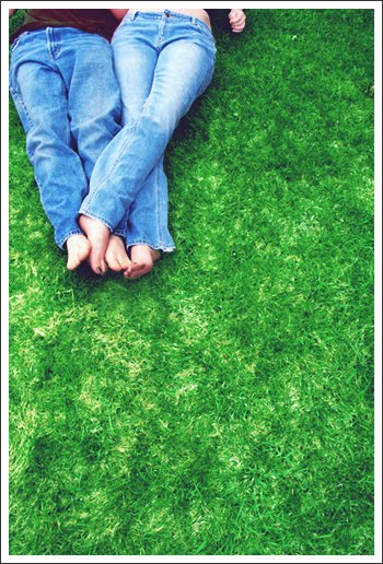 [default-grass-couple-together-31000.jpg]