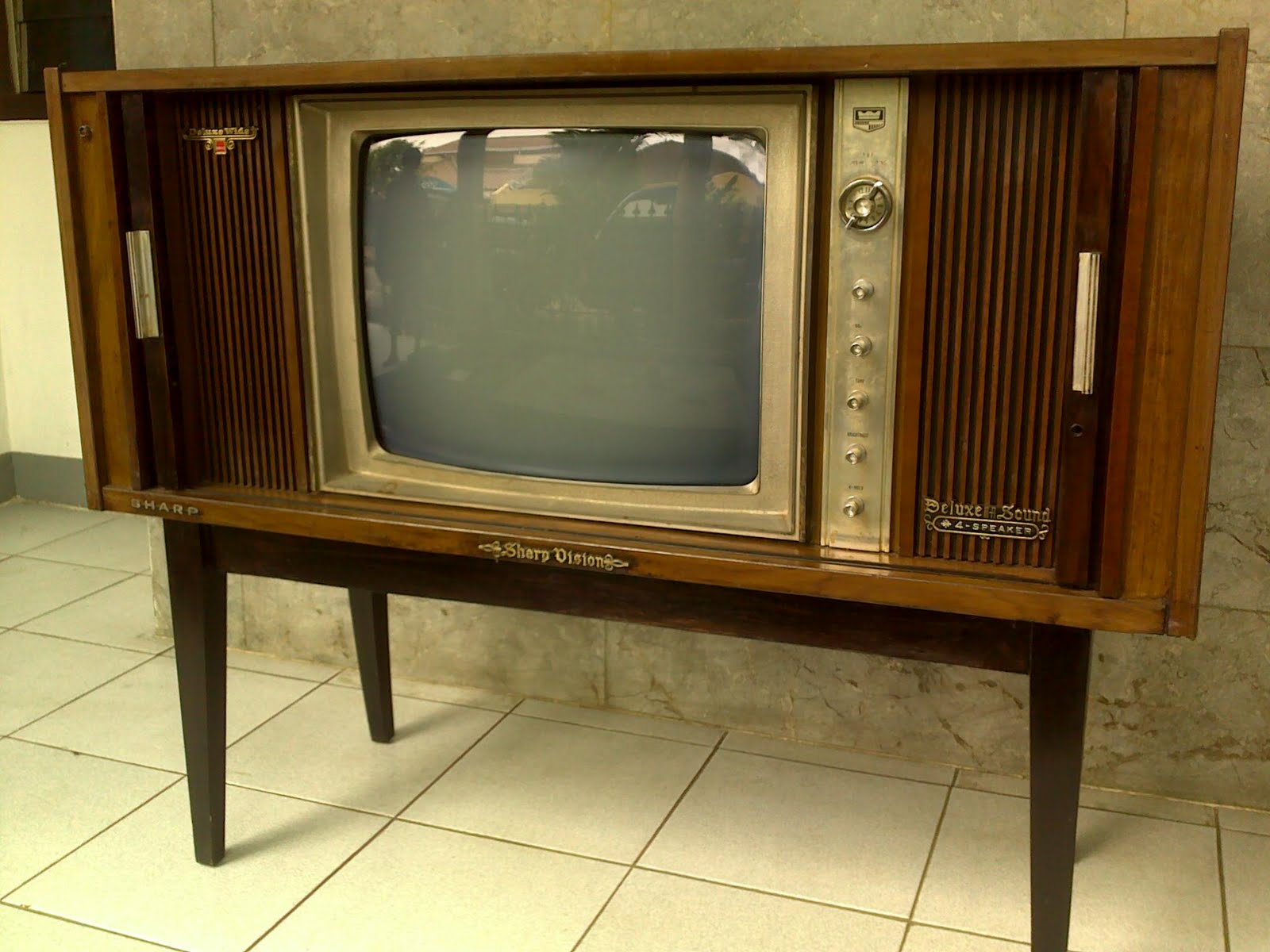 Pernik Antik Klasik TV Sharp B/W