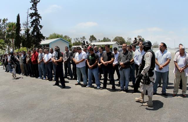 Empiezan a salir libres los policias que fueron detenidos en el 2010 en BC Agentes+presentados+Tijuana