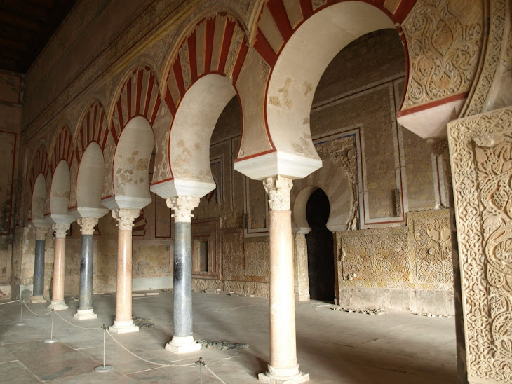 Columnas y arcos en los salones de repción del califa