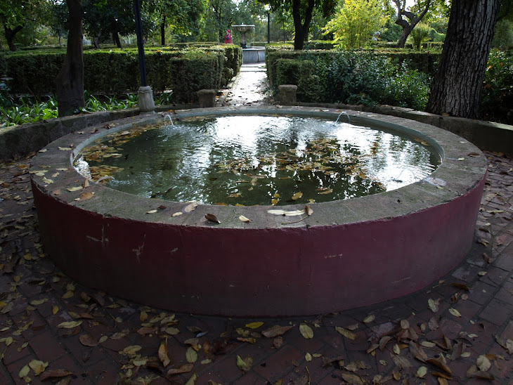 El agua fluye sobre la gran variedad de  fuentes en los jardines del Alcazar
