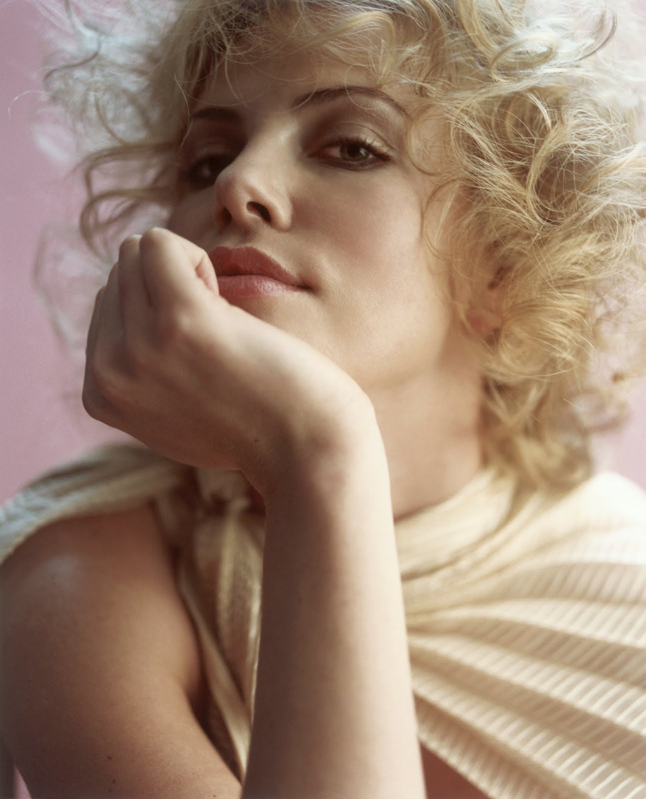 http://4.bp.blogspot.com/_vs4FrnJWygg/TFxEyA5518I/AAAAAAAAE8M/q3JbSy1zGc8/s1600/Charlize_Theron_Peggy_Sirota_003.jpg