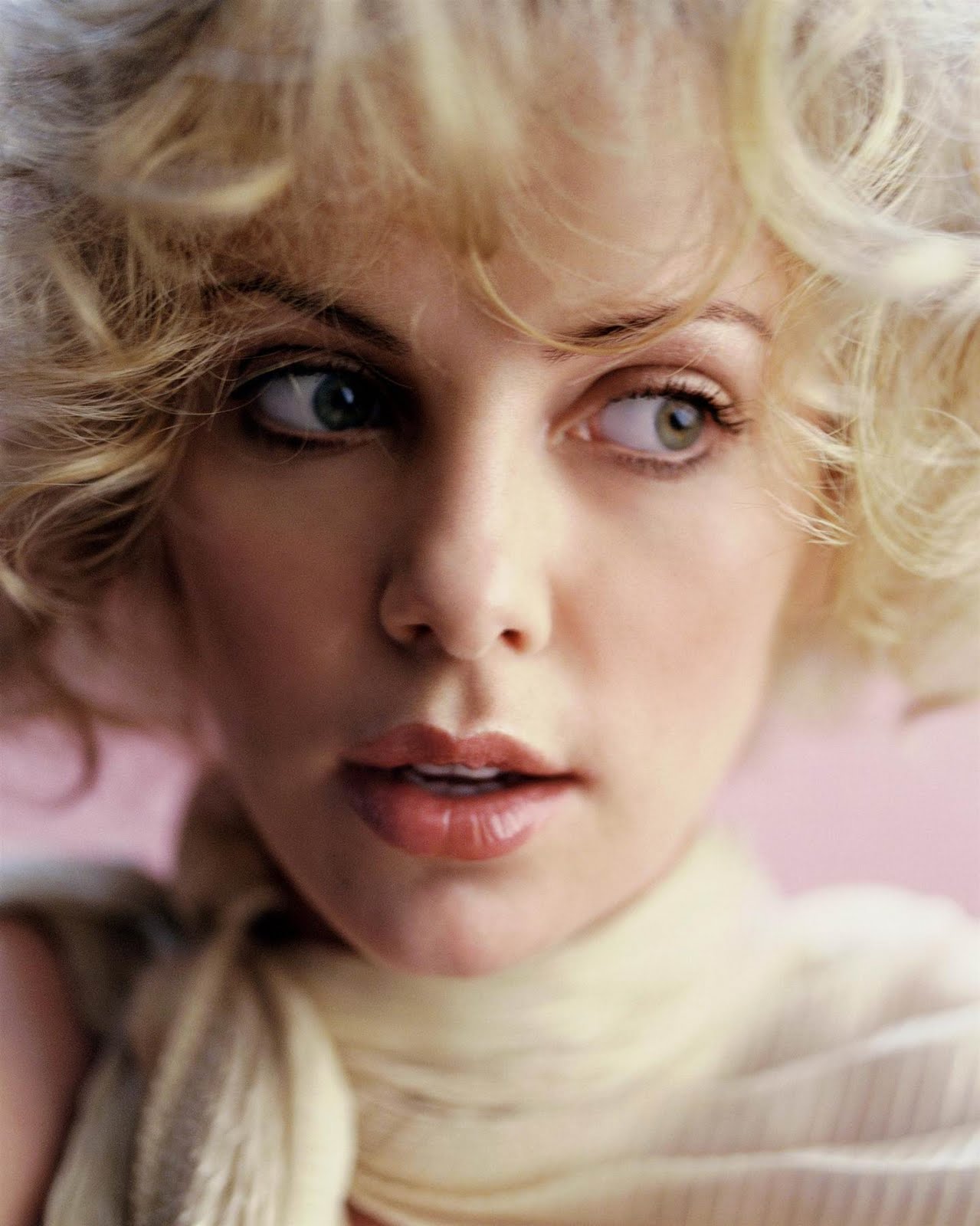 http://4.bp.blogspot.com/_vs4FrnJWygg/TFxEyiFL8XI/AAAAAAAAE8U/FctELwB2an0/s1600/Charlize_Theron_Peggy_Sirota_002.jpg