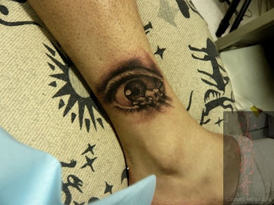 eye tattoo on the leg