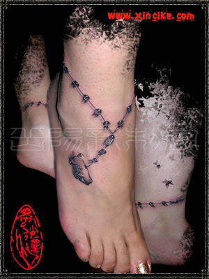 A cute anklet tattoo design with a little pig at the end.