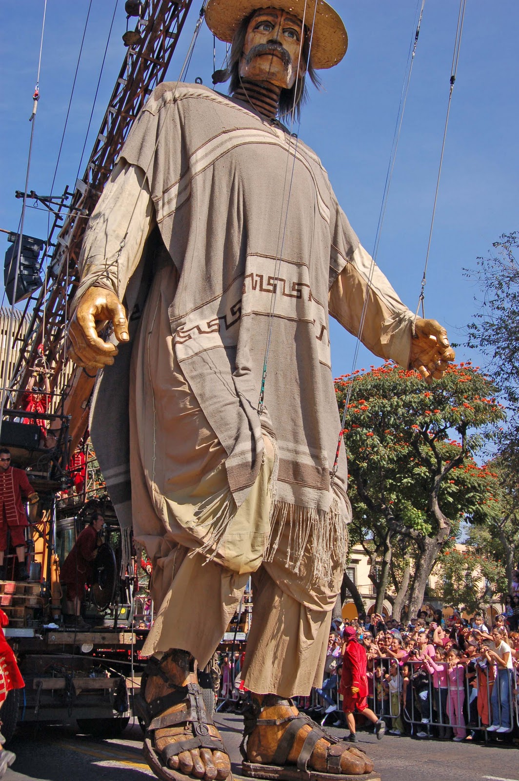 Six months in Mexico (Seis Meses en Mexico) Giant Puppets in Guadalajara
