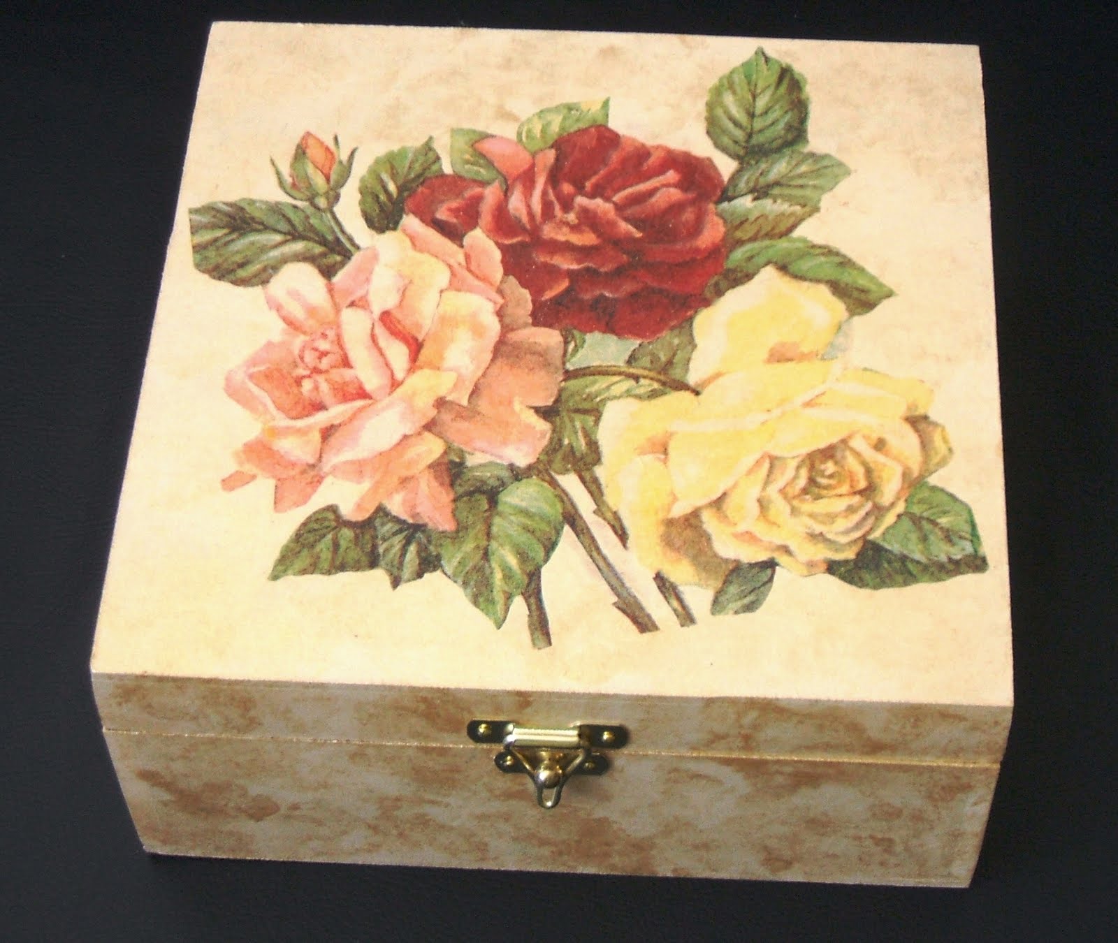 Mariazinha Ateliê: Caixas com flores (Decoupage e pintura) Mariazinha Ateliê: Caixas com flores (Decoupage e pintura)